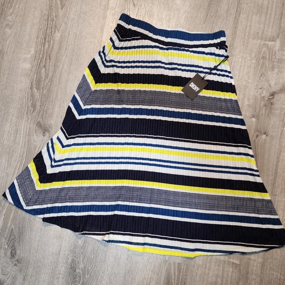 NEW! DKNY skirt size medium.